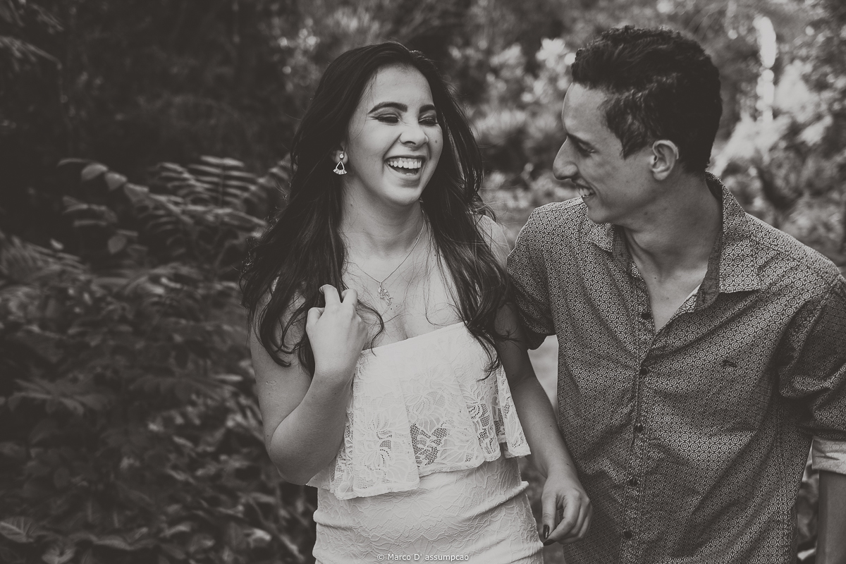 casal andando sorrindo no jardim