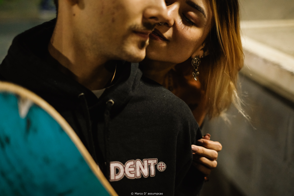 casal segurando skate