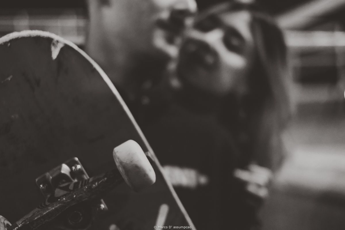 casal segurando skate