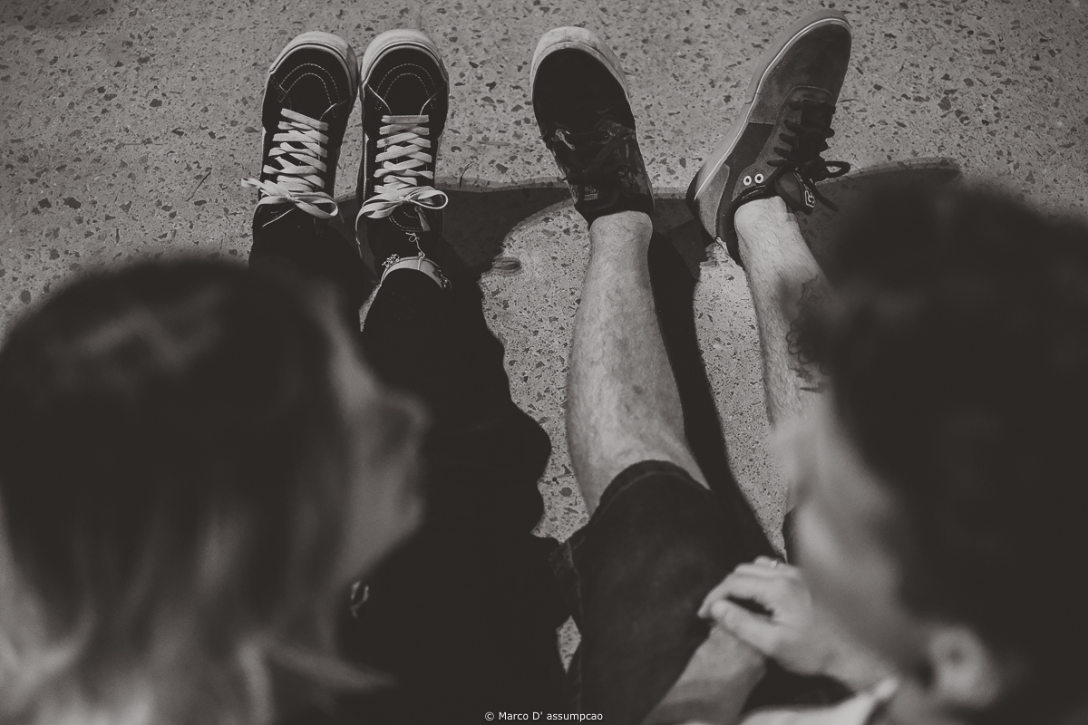 casal sentado no chao