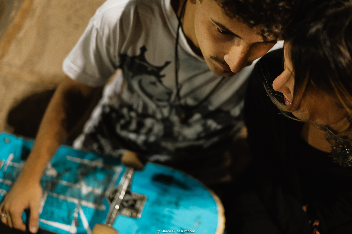 casal segurando skate
