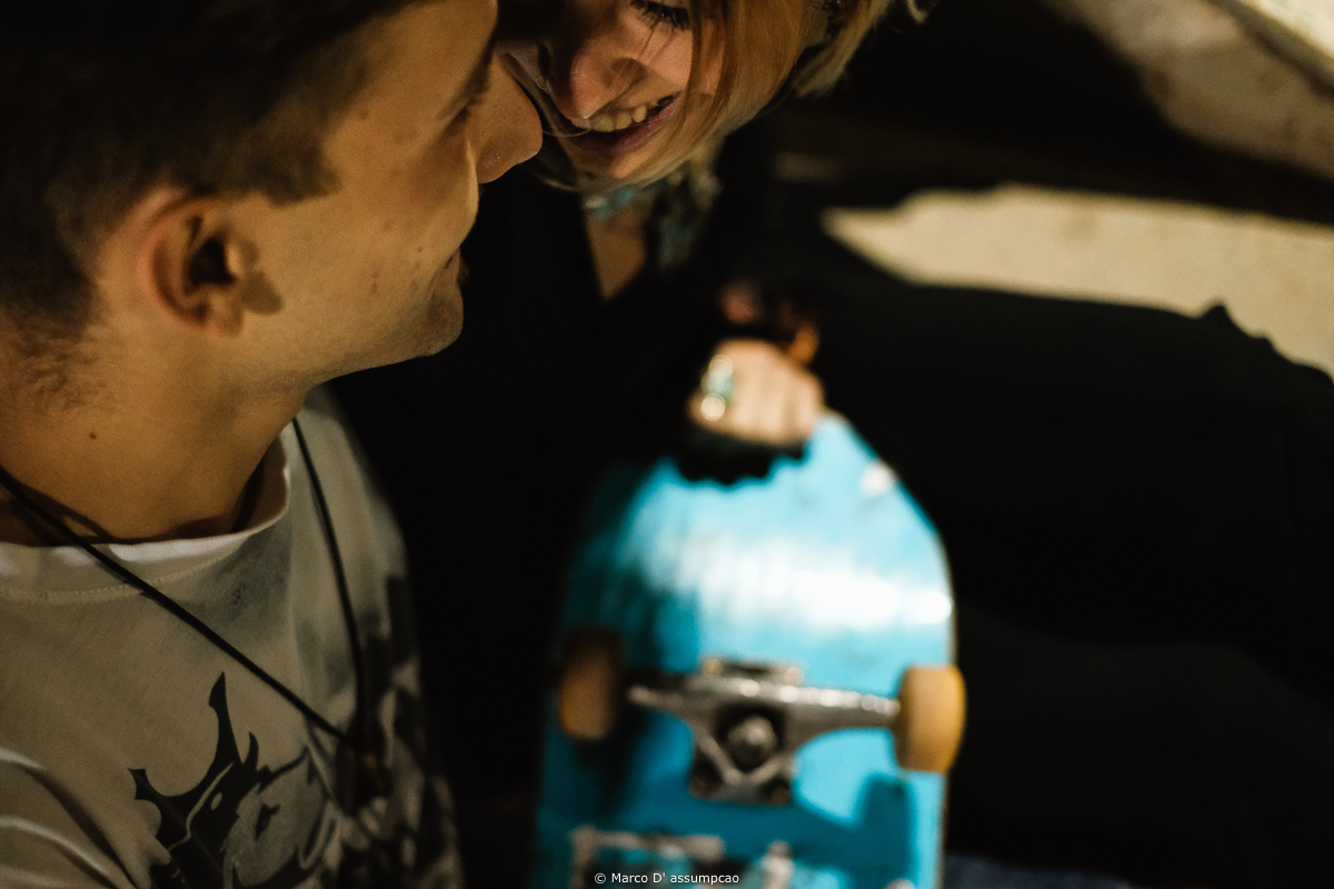 casal segurando skate