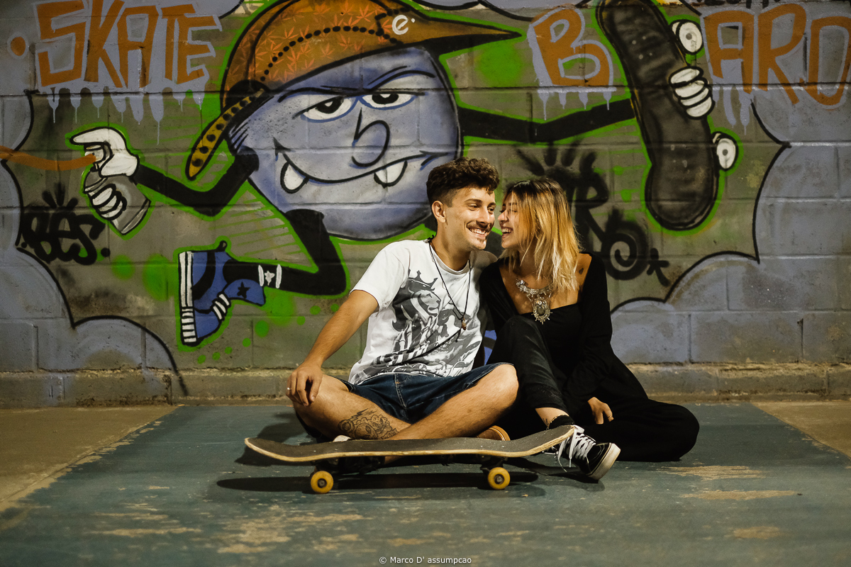 casal sentado no chao