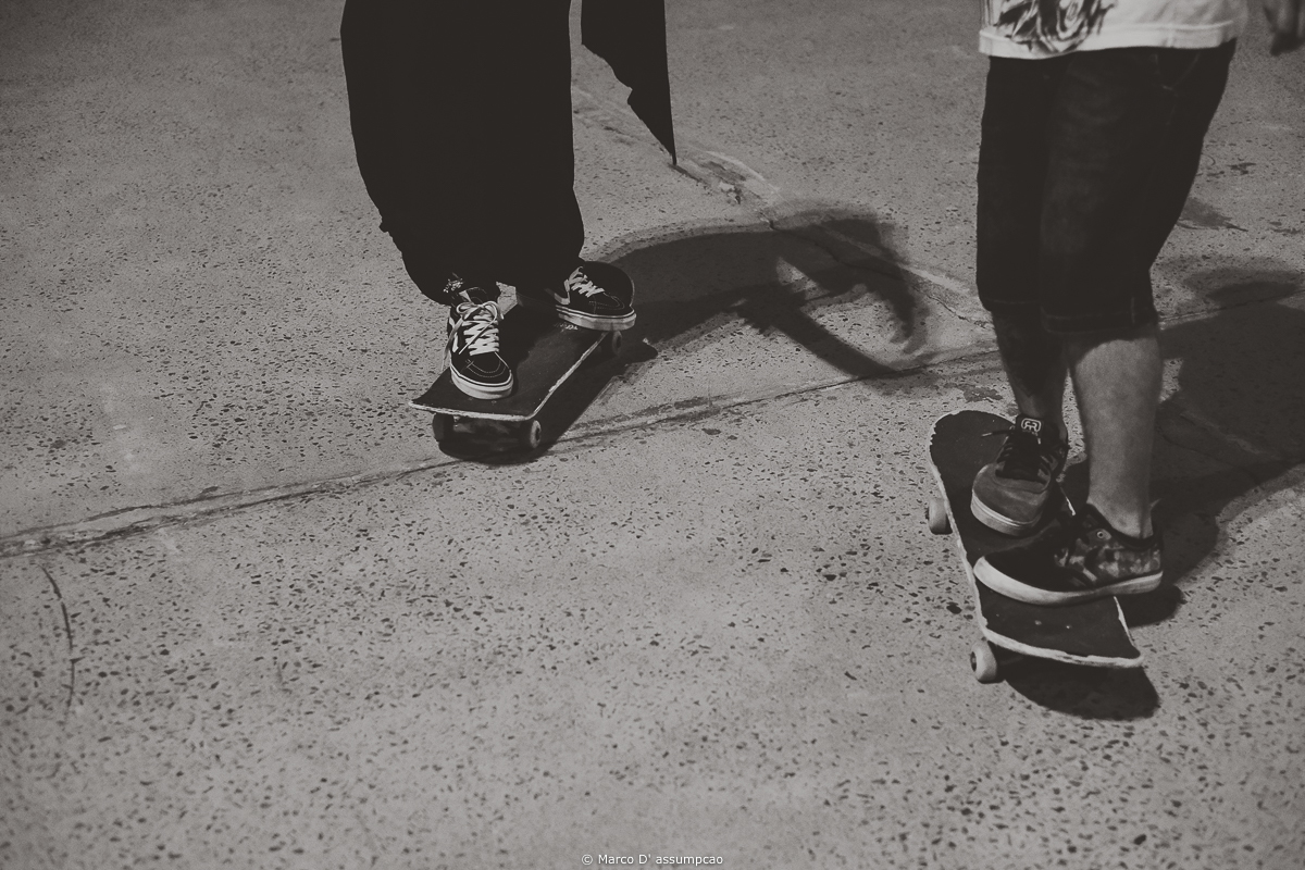 casal andando de skate