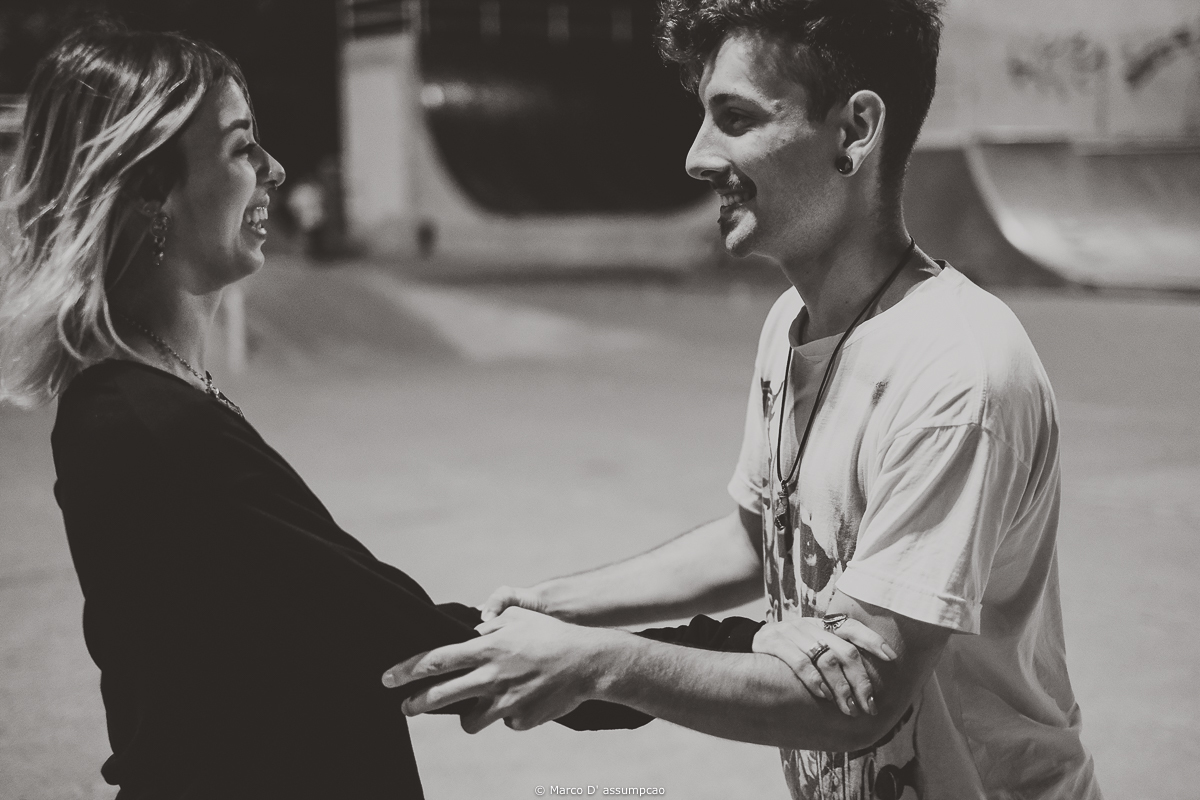 casal andando de skate