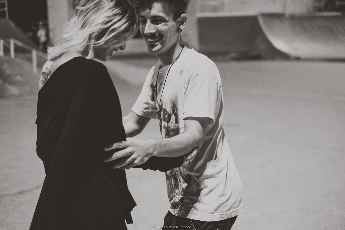 casal andando de skate