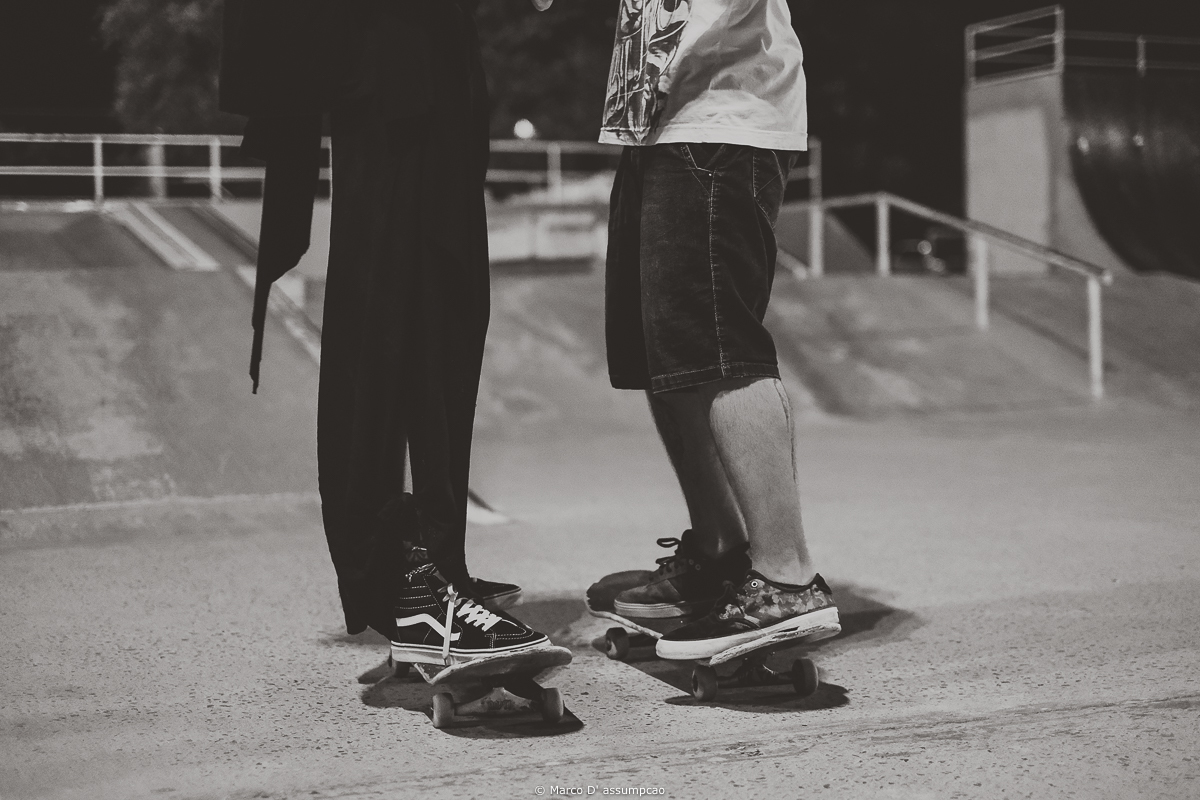 casal andando de skate