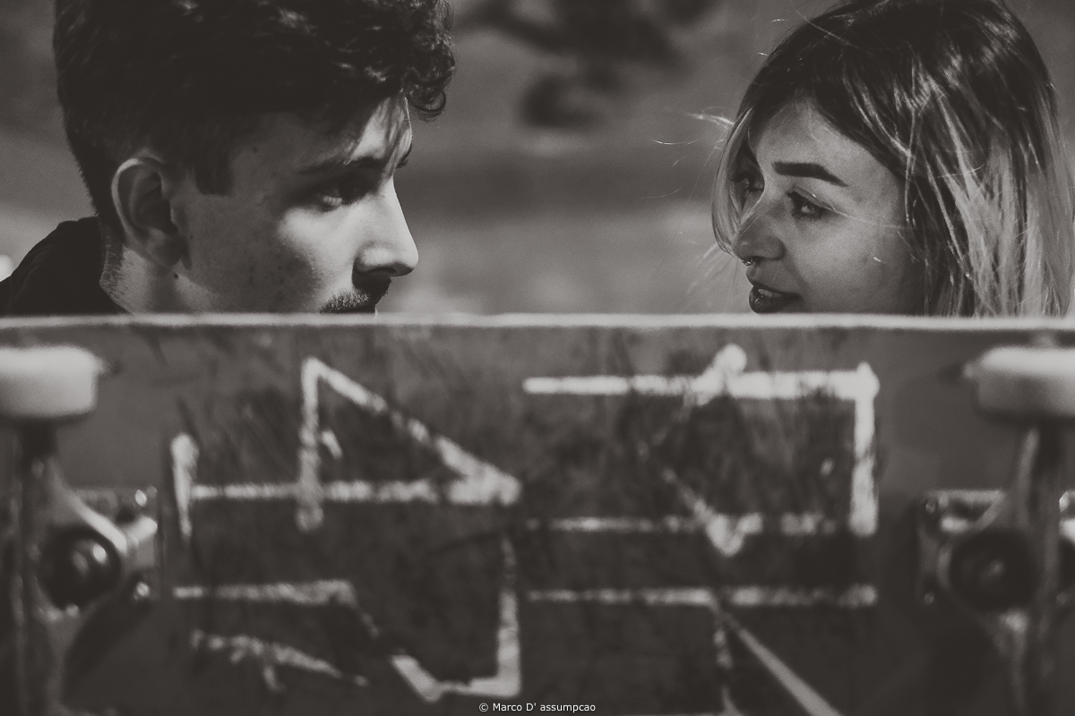 casal segurando skate