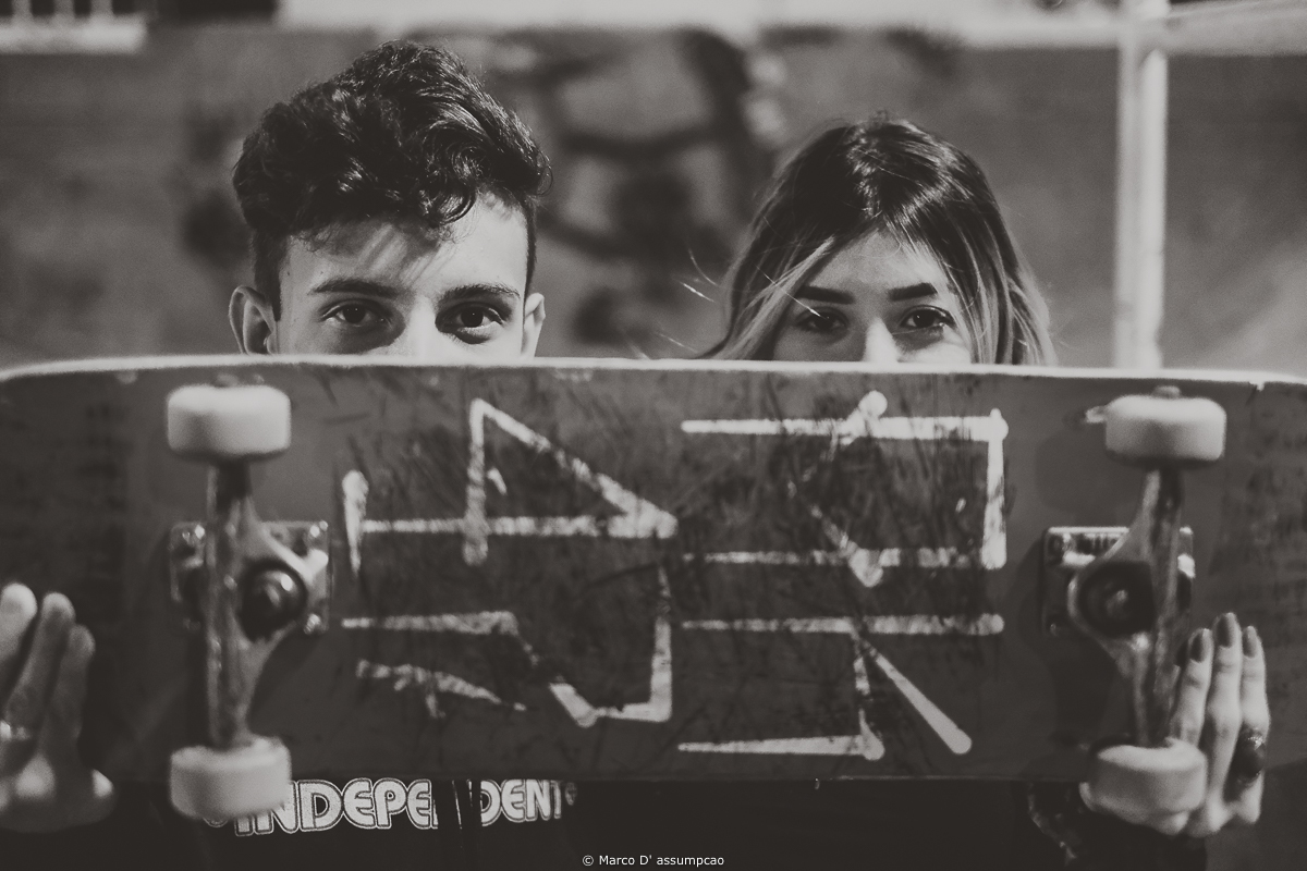 casal segurando skate