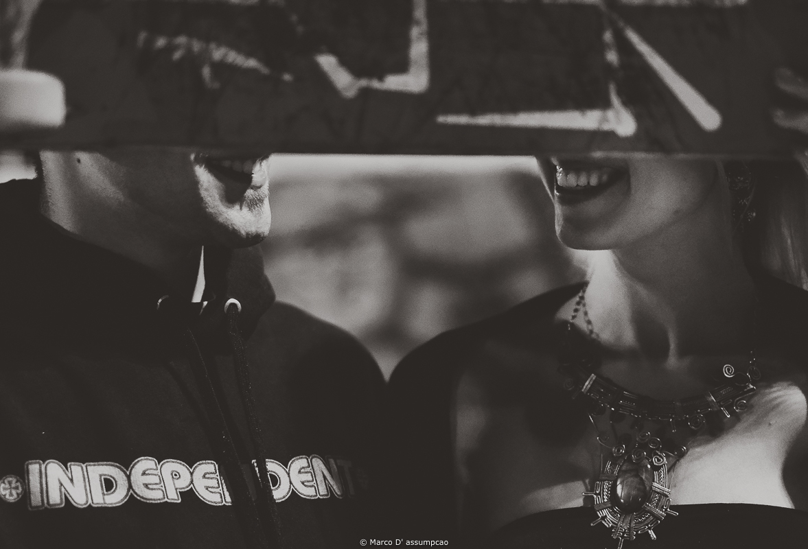 casal segurando skate