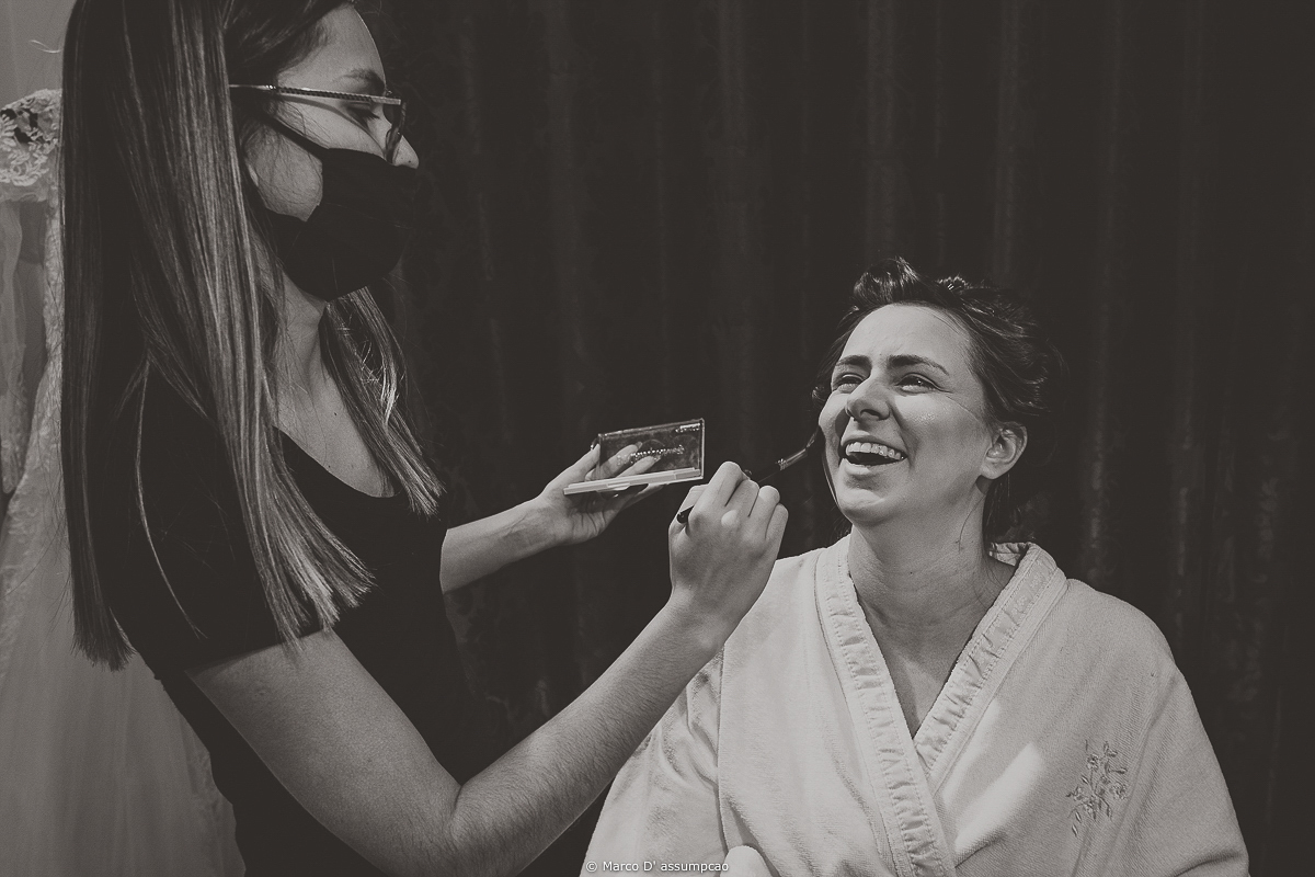 noiva sendo maquiada