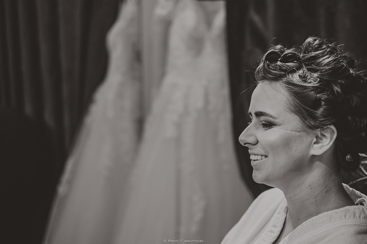 noiva sentada com vestido ao fundo