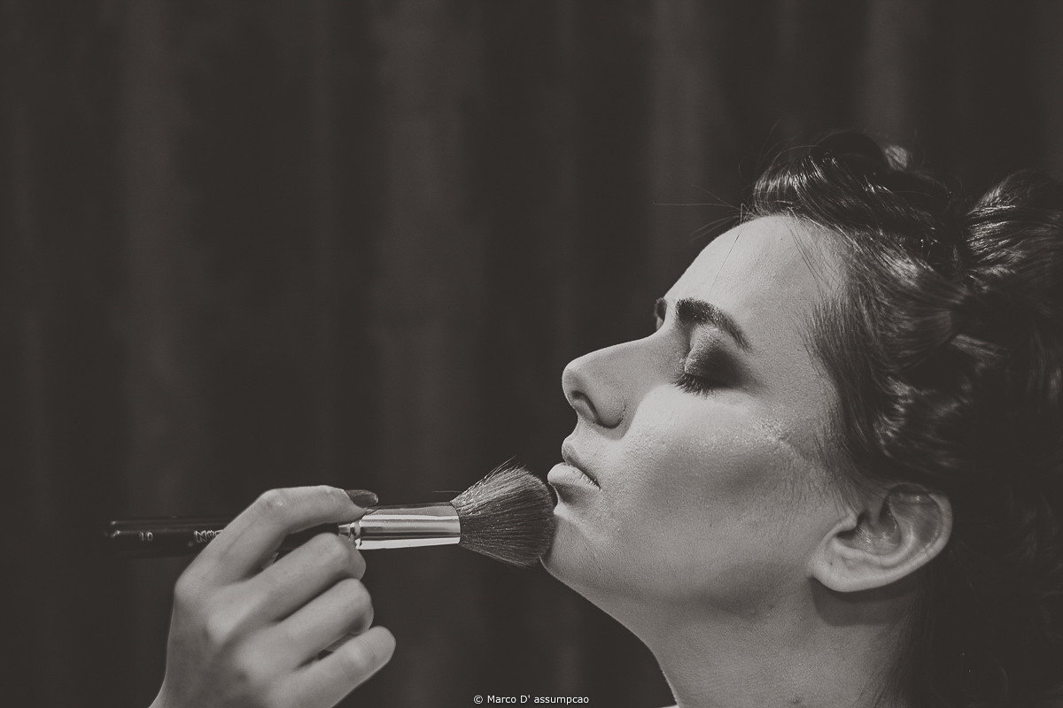 noiva sendo maquiada