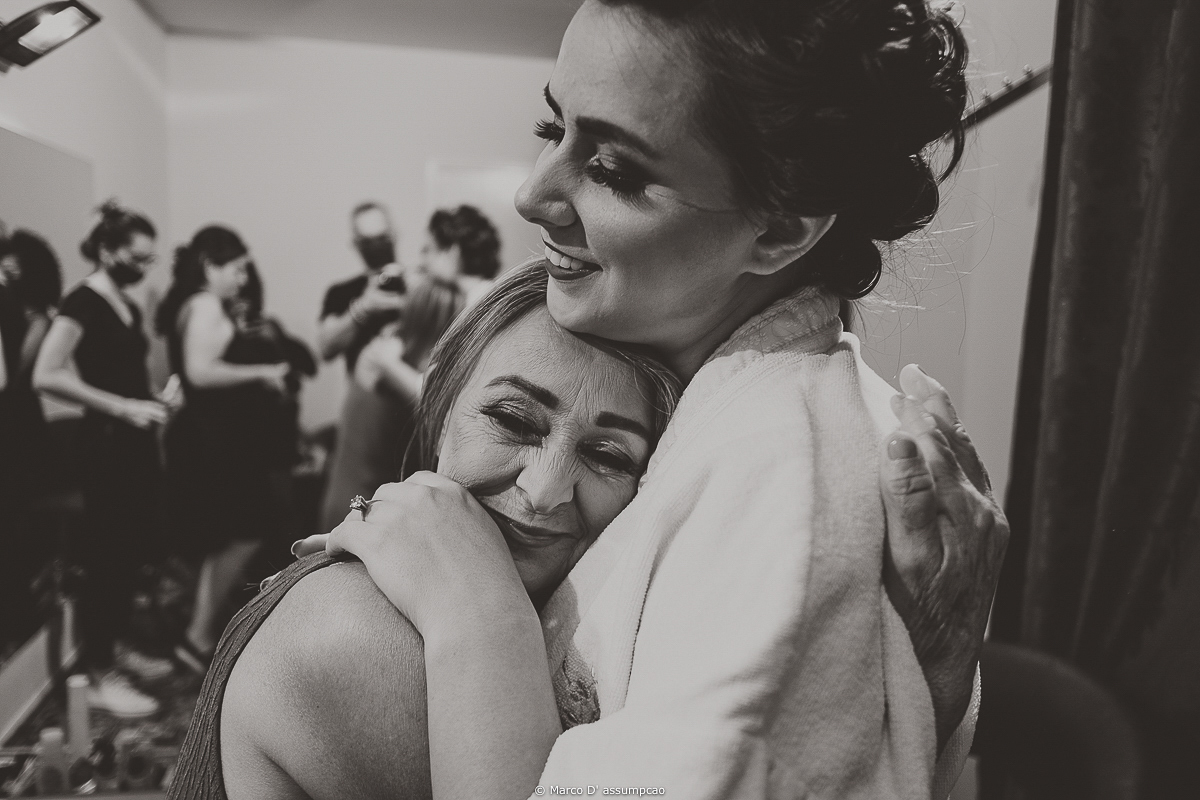 noiva abracando a mae