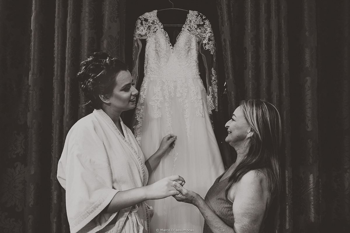 mae e filha noiva se olhando