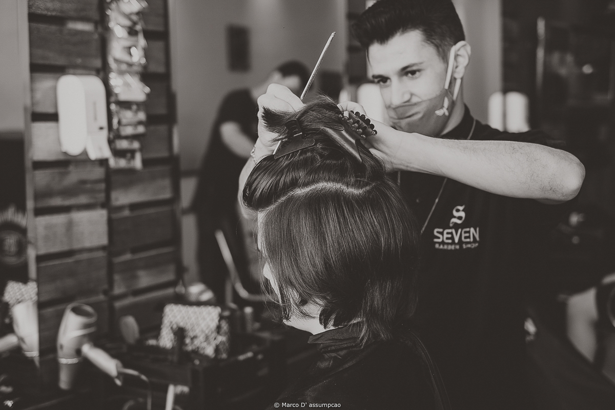 noivo cortando o cabelo