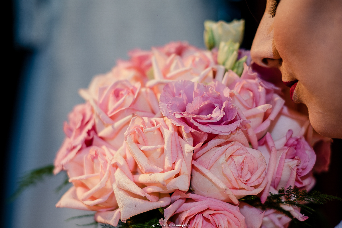 noiva cheirando o buque