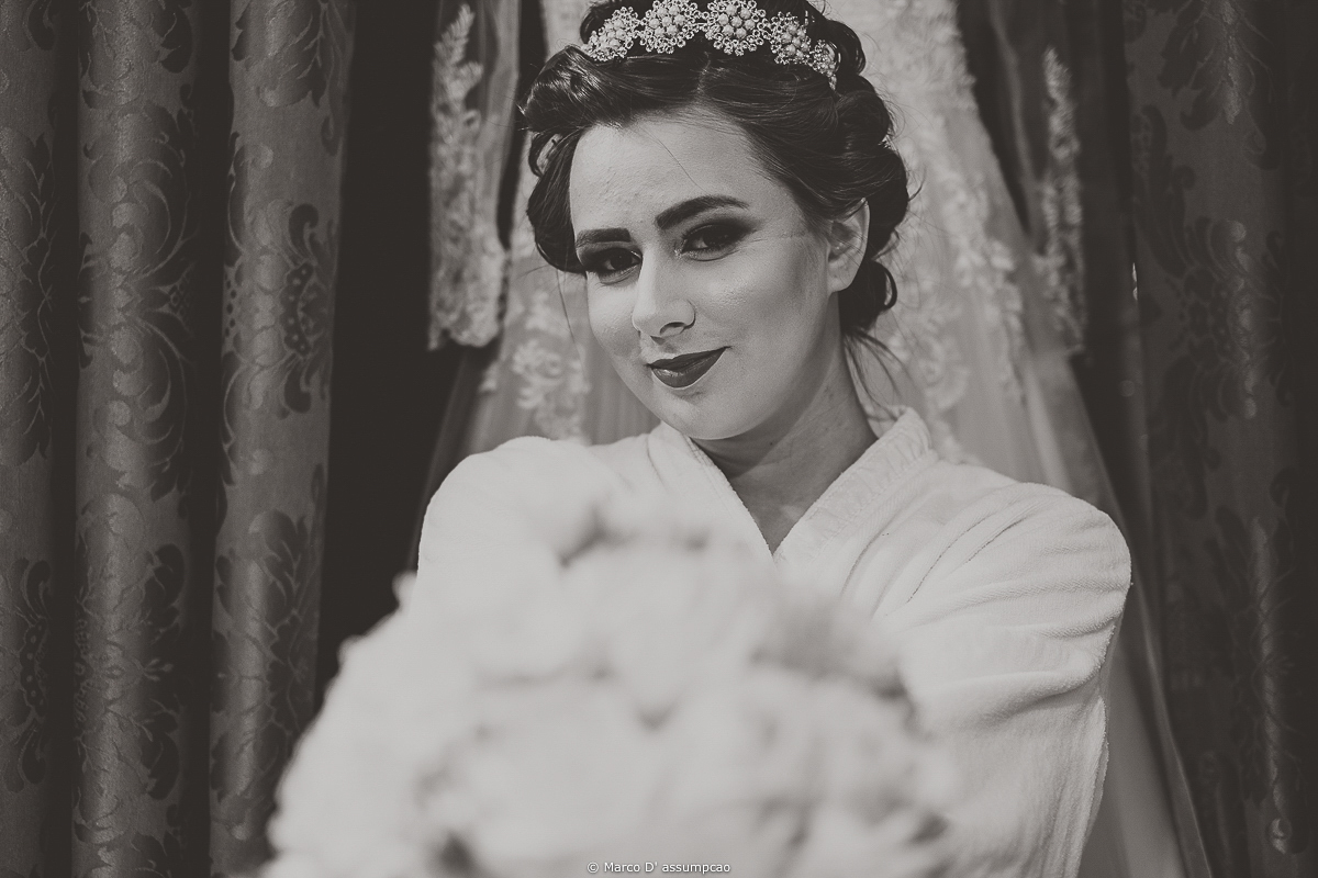 noiva segurando o buque