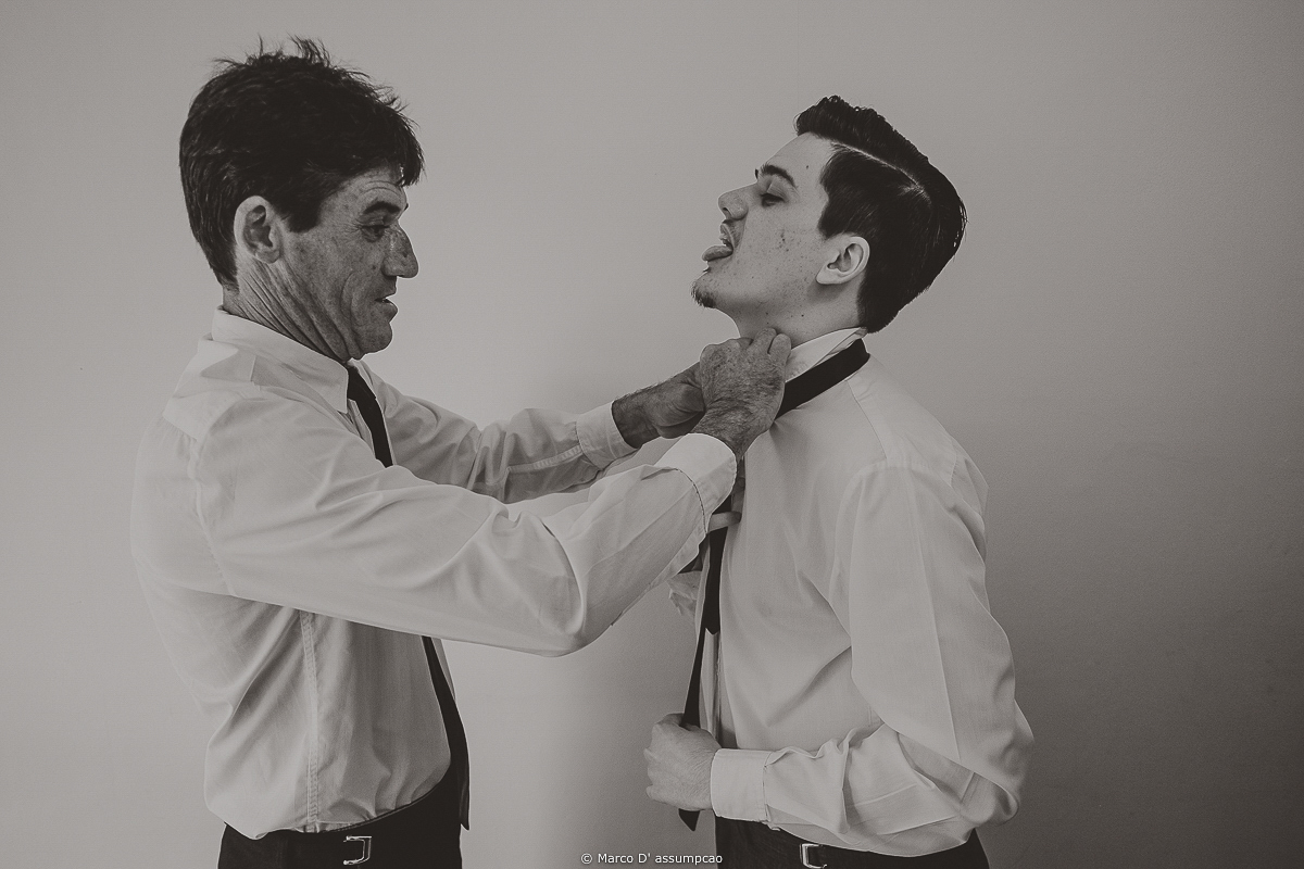 pai arrumando a gravara do filho