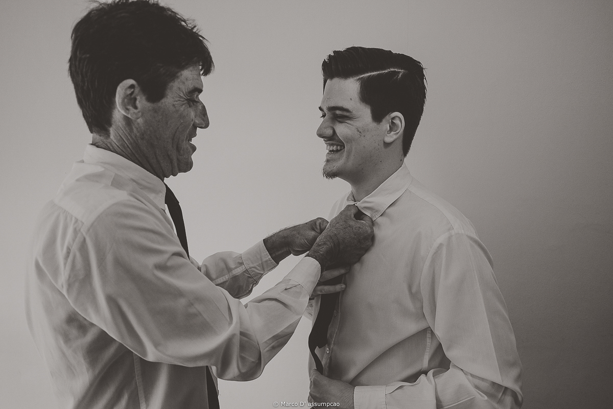 pai arrumando a gravara do filho