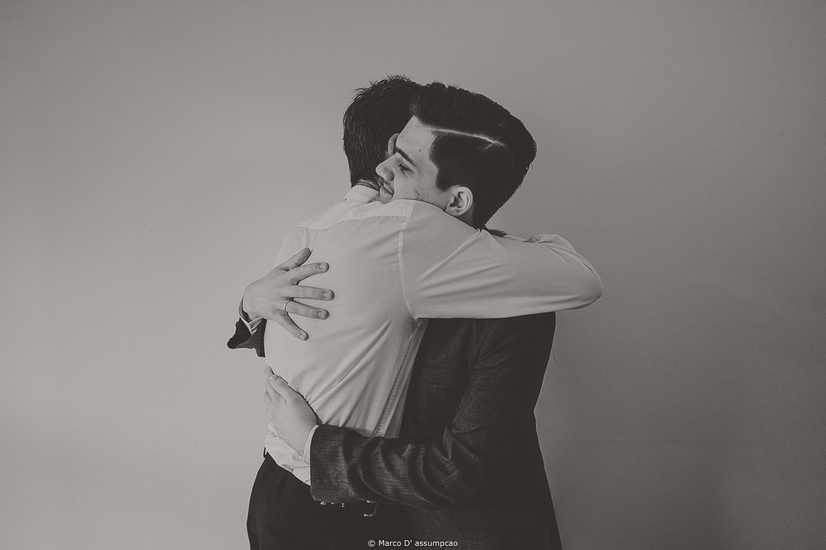 pai e filho se abracando