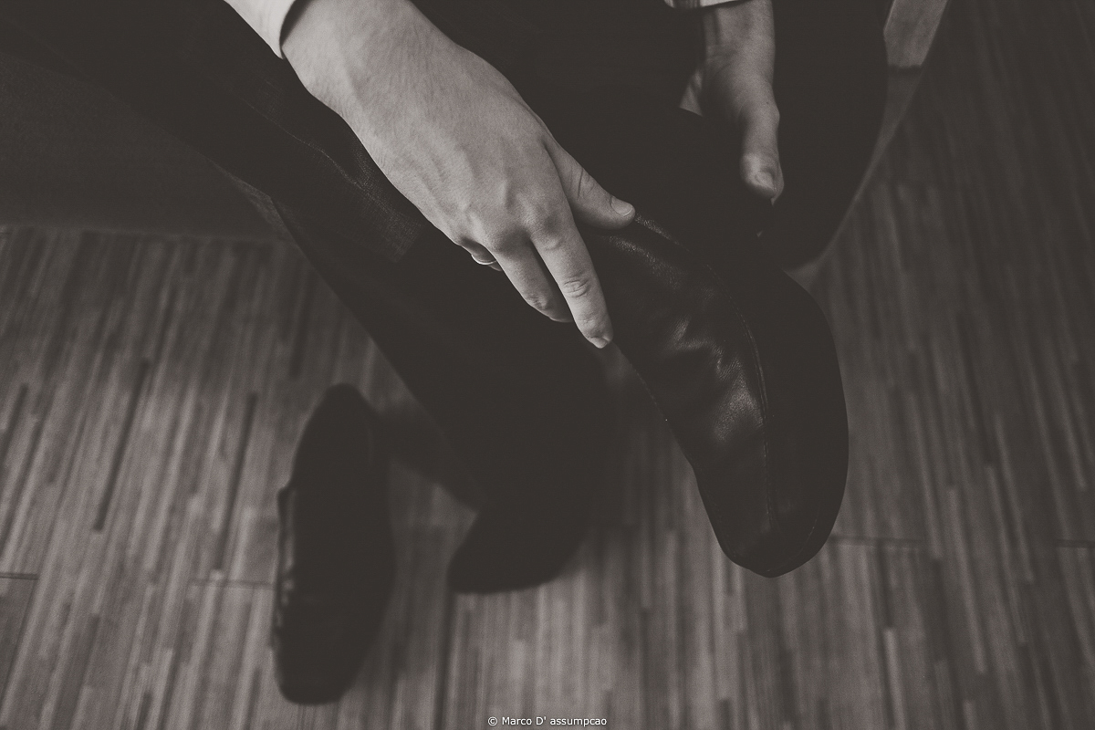 noivo colocando o sapato