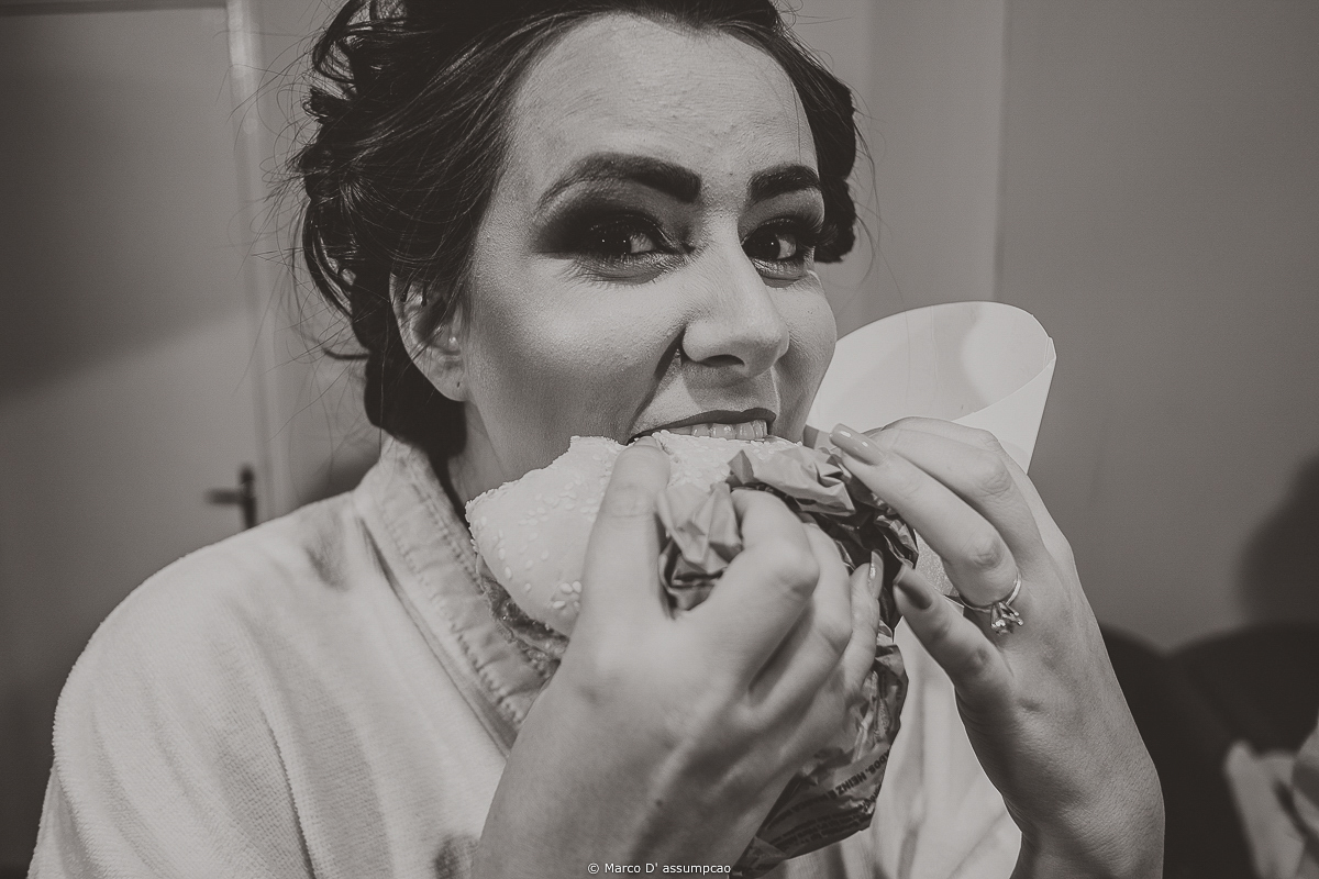 noiva comendo lanche