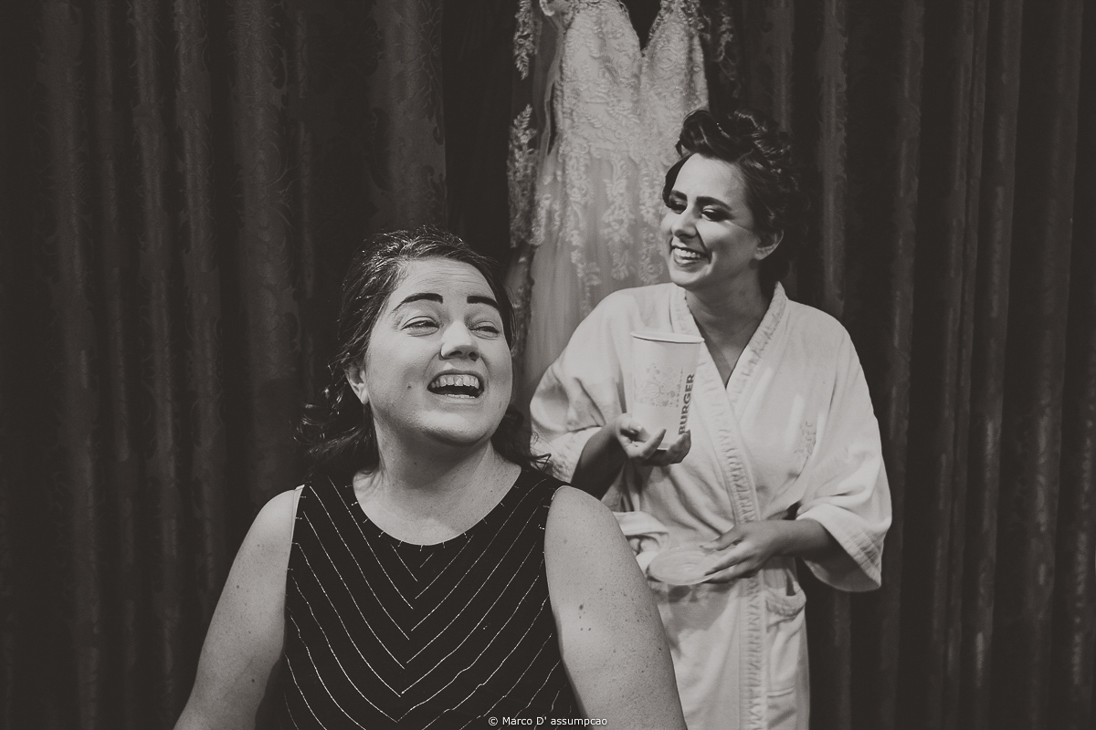 noiva e madrinha sorrindo