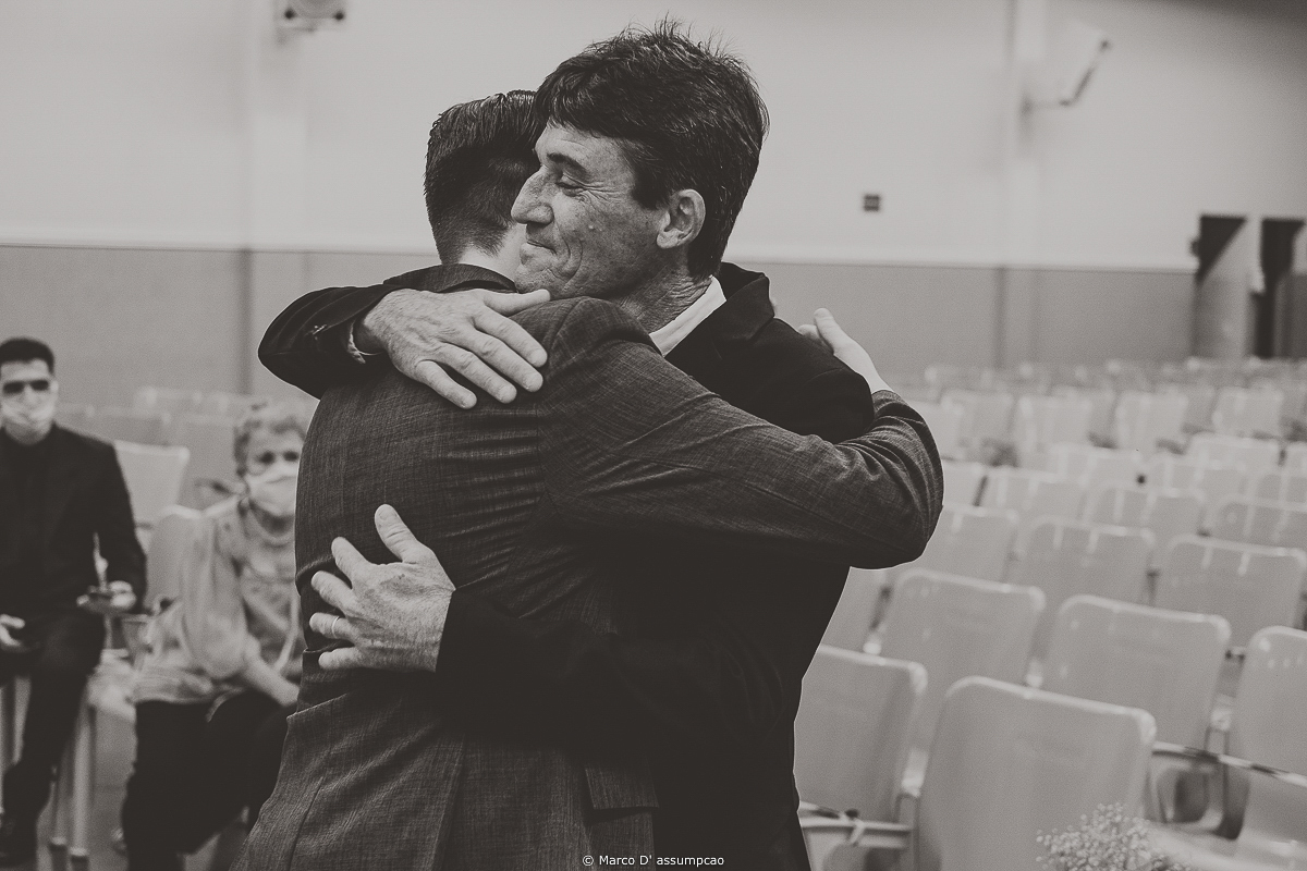 pai abrancando filho