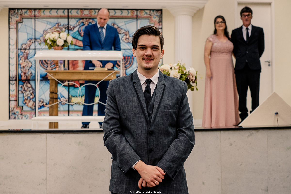 noivo esperando no altar