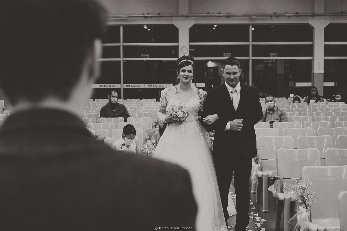 noiva entrando na igreja 