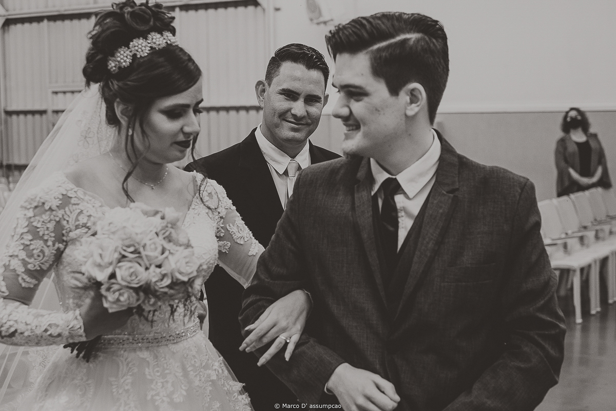 noivos se olhando pela primeira vez na cerimonia