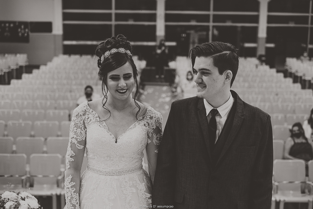 noivos se olhando pela primeira vez na cerimonia