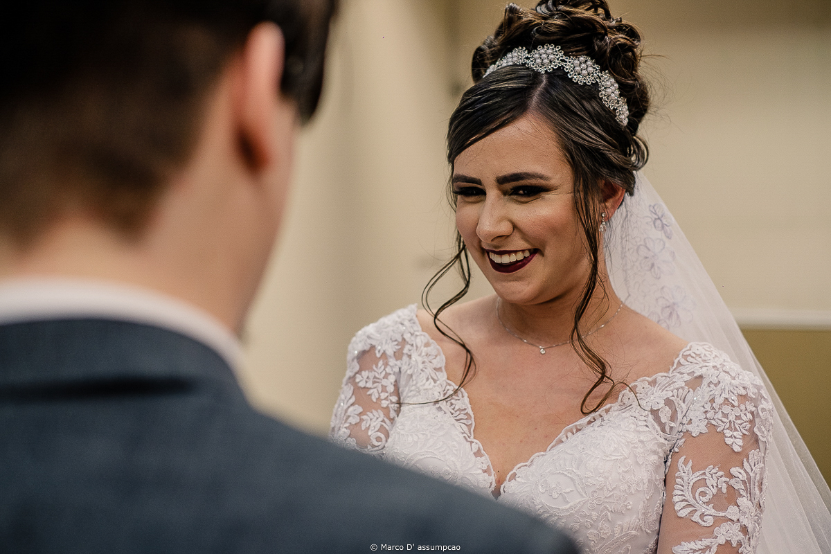 noiva sorrindo olhando para noivo