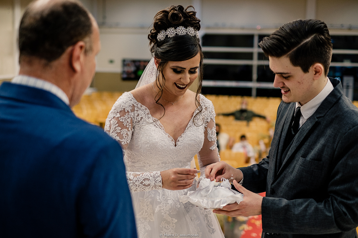 noivos trocando alianca