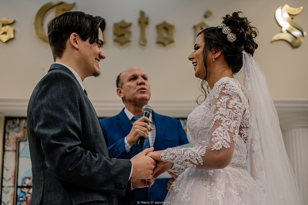 noivos de maos dadas