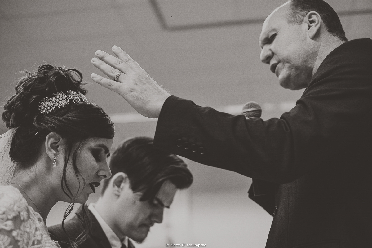 pastor fazendo oracao para noivos