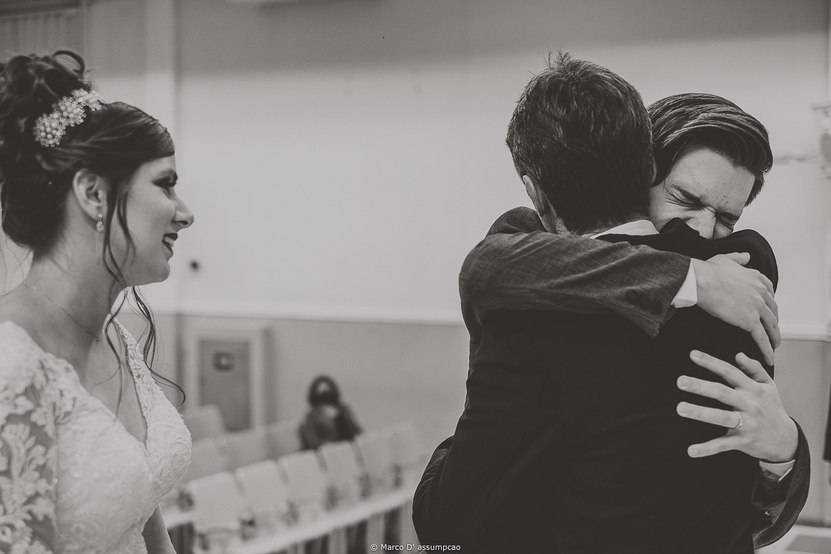 noivos sendo abracados pelos pais