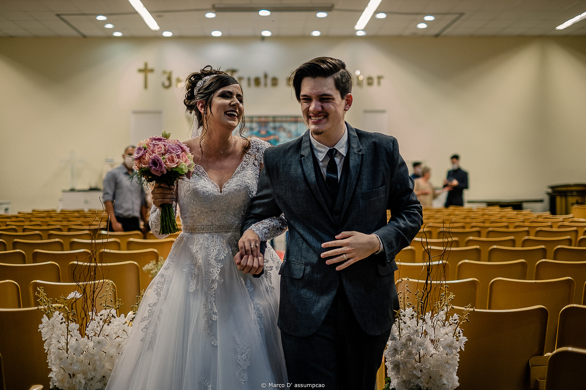 noivos saindo da cerimonia