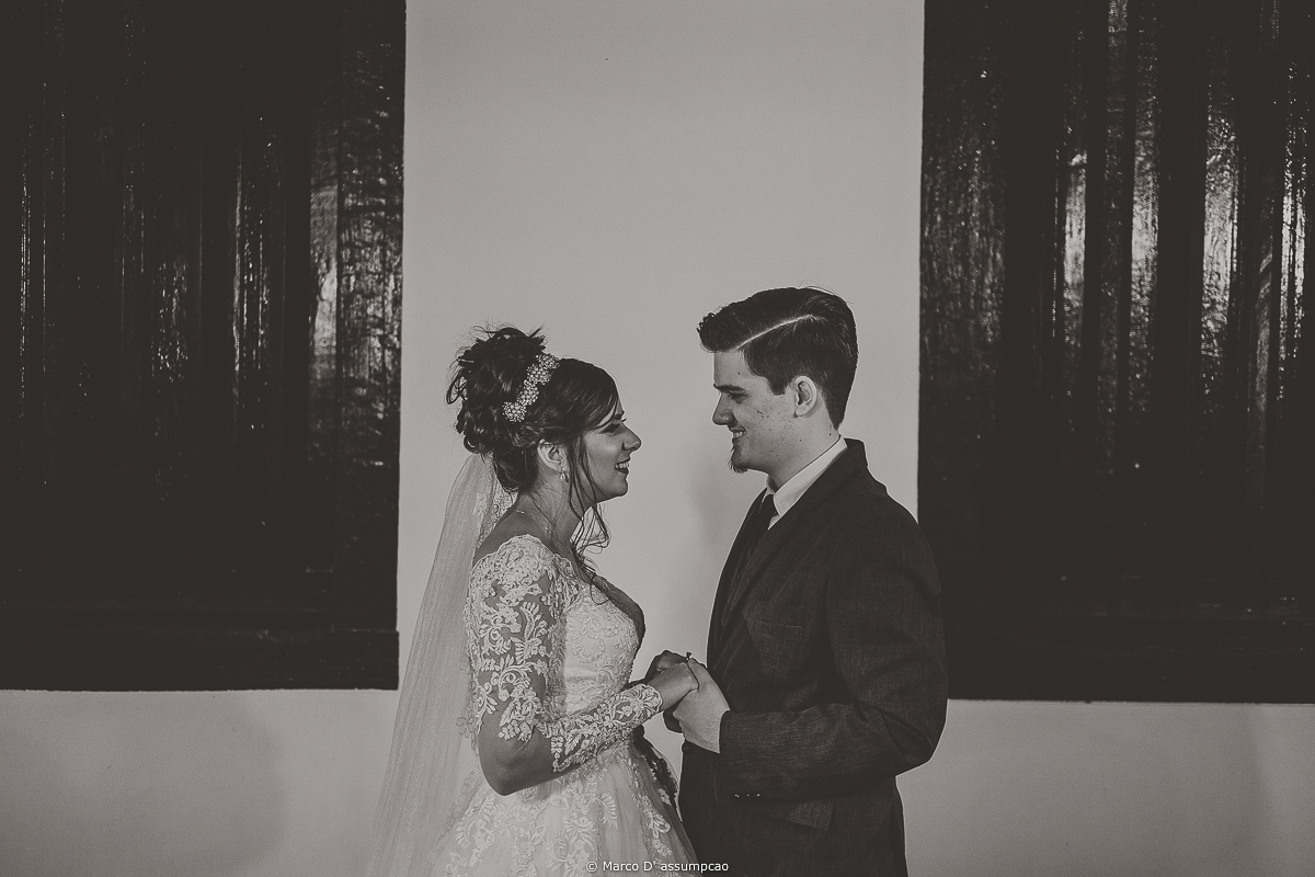 noivos de maos dadas se olhando em ensaio