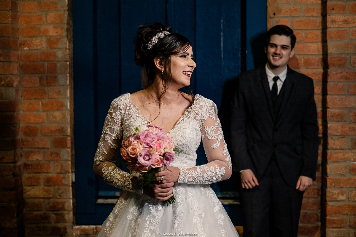 noivo e noiva segurnado buque