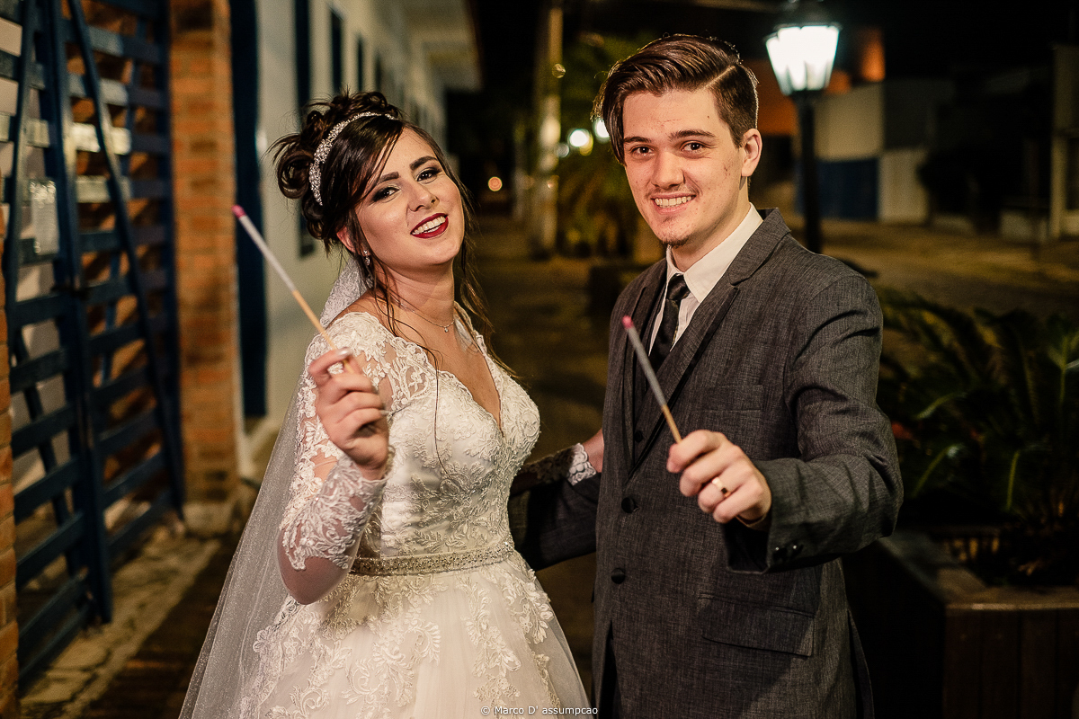 noivos segurando velas