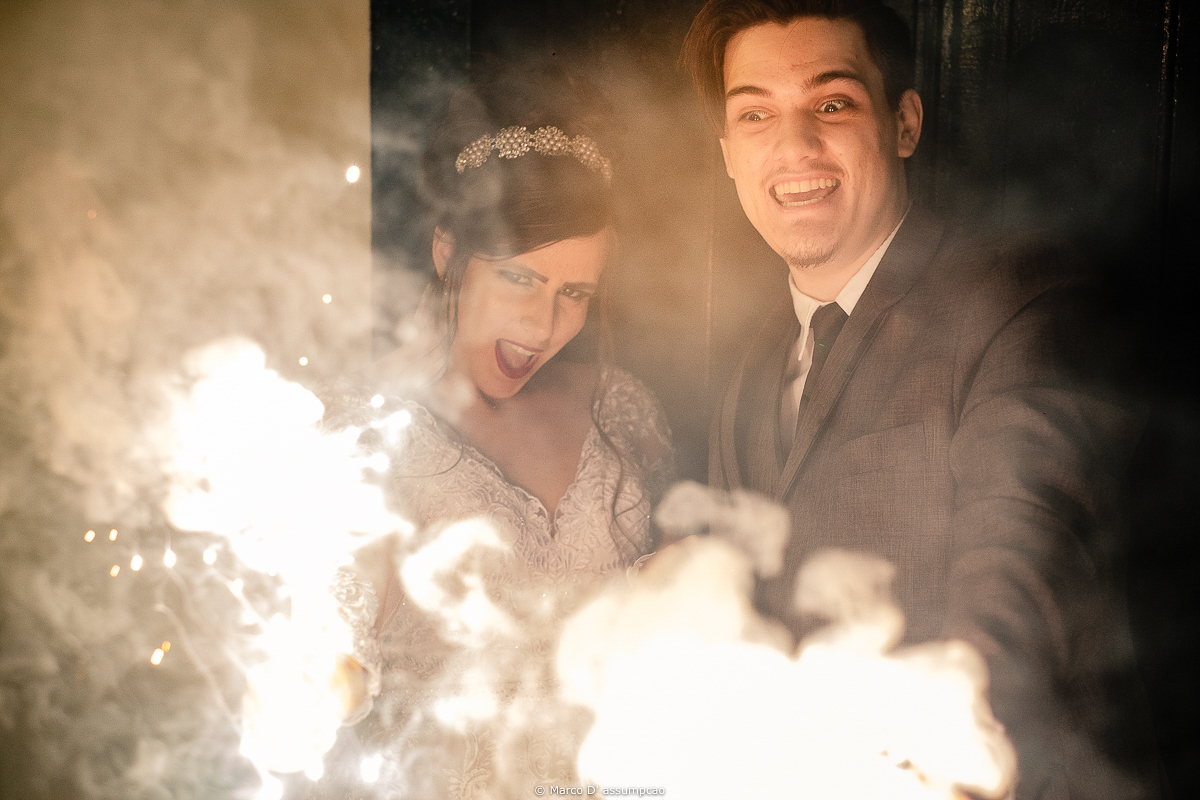 noivos segurando velas queimando