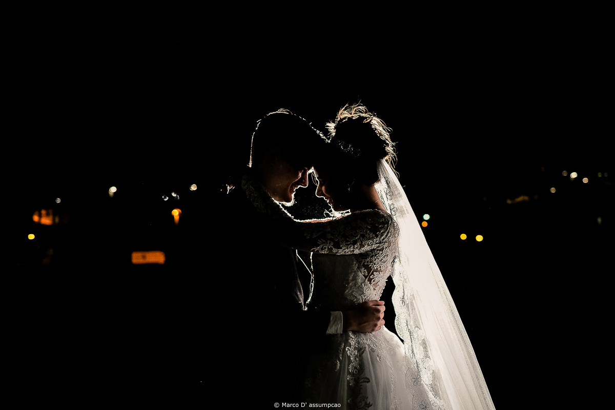 noivos de maos dadas se olhando em ensaio