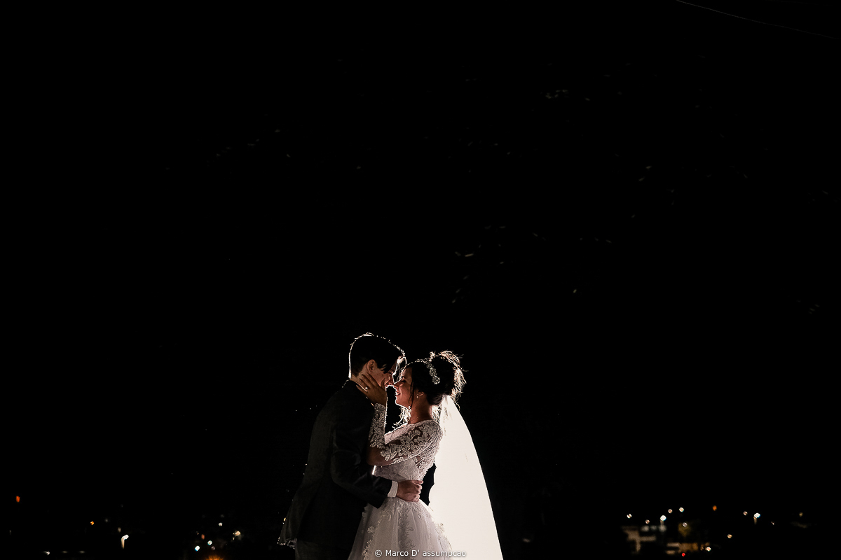 noivos de maos dadas se olhando em ensaio