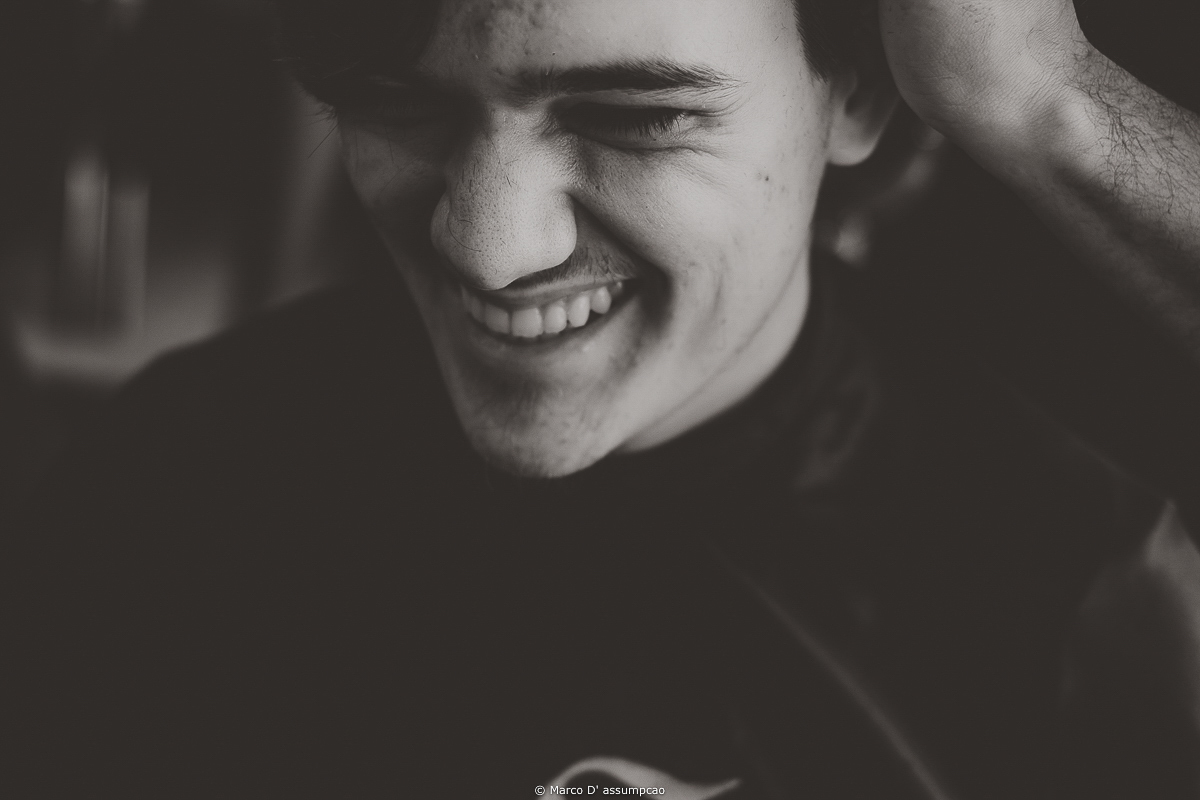 noivo cortando o cabelo e sorrindo