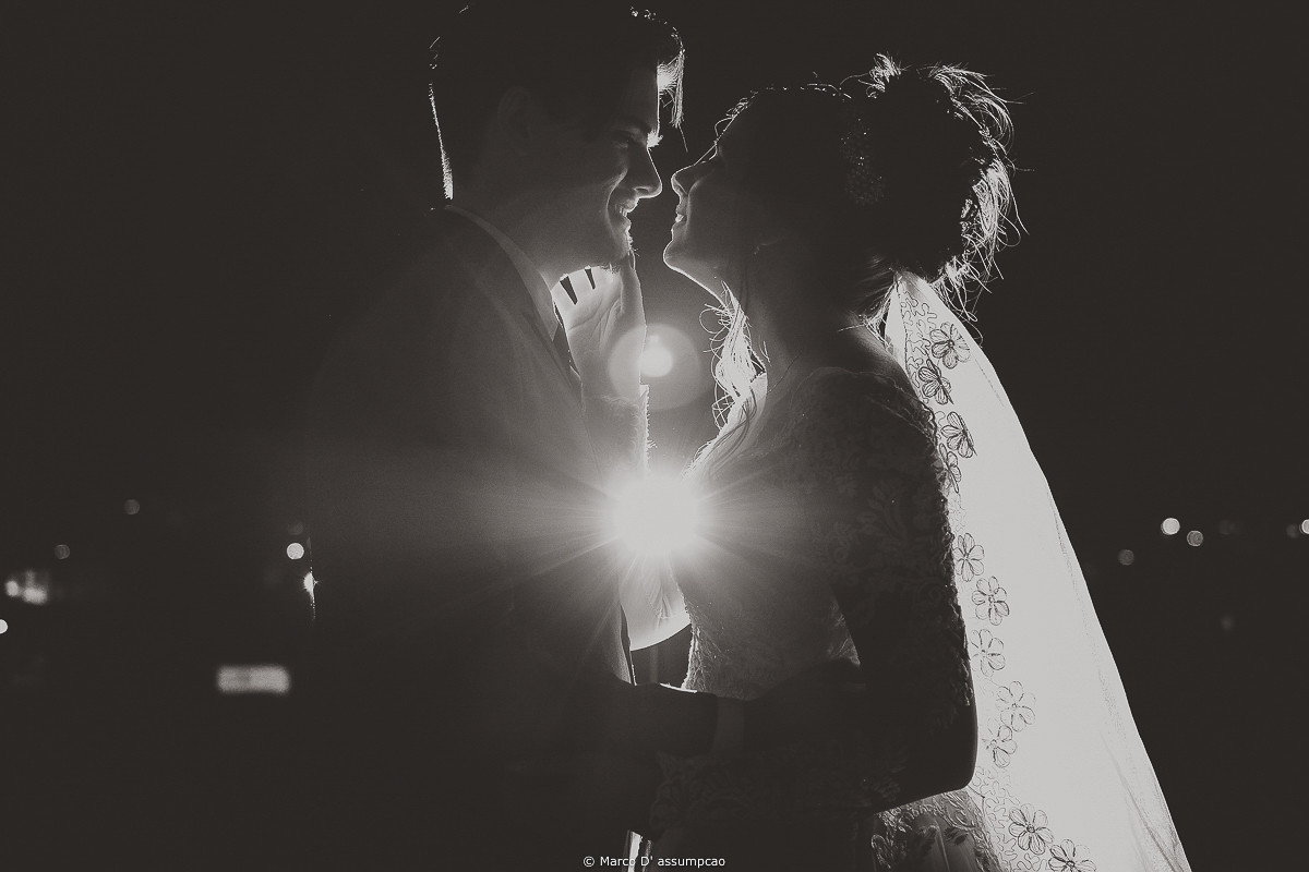 noivos de maos dadas se olhando em ensaio