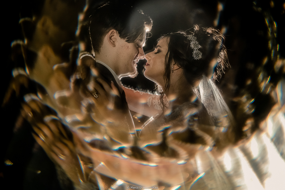 noivos se beijando com reflexos de espelho