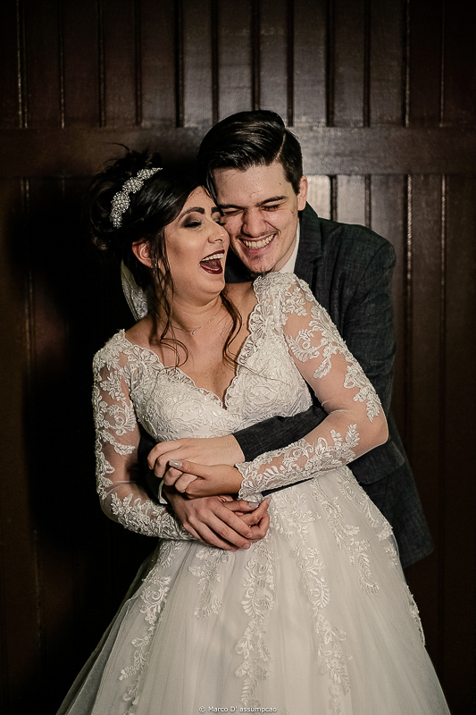 noivos se apertando e sorrindo