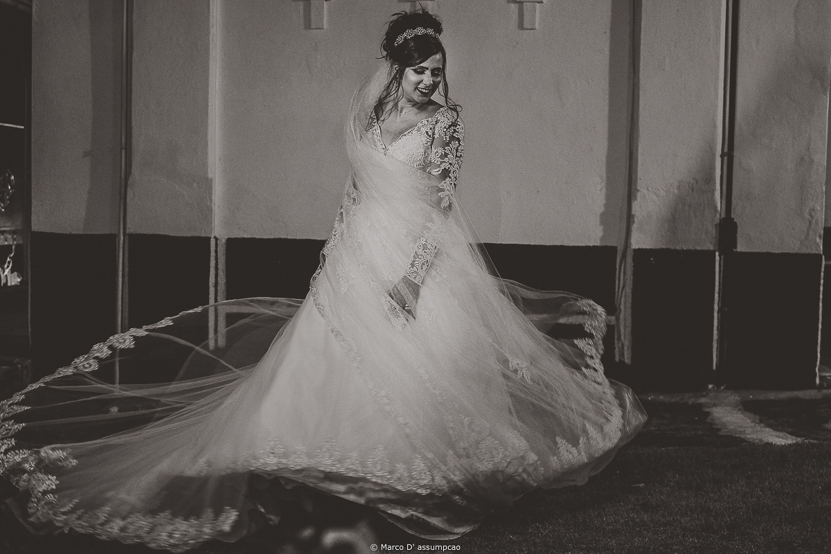 noiva girando o vestido